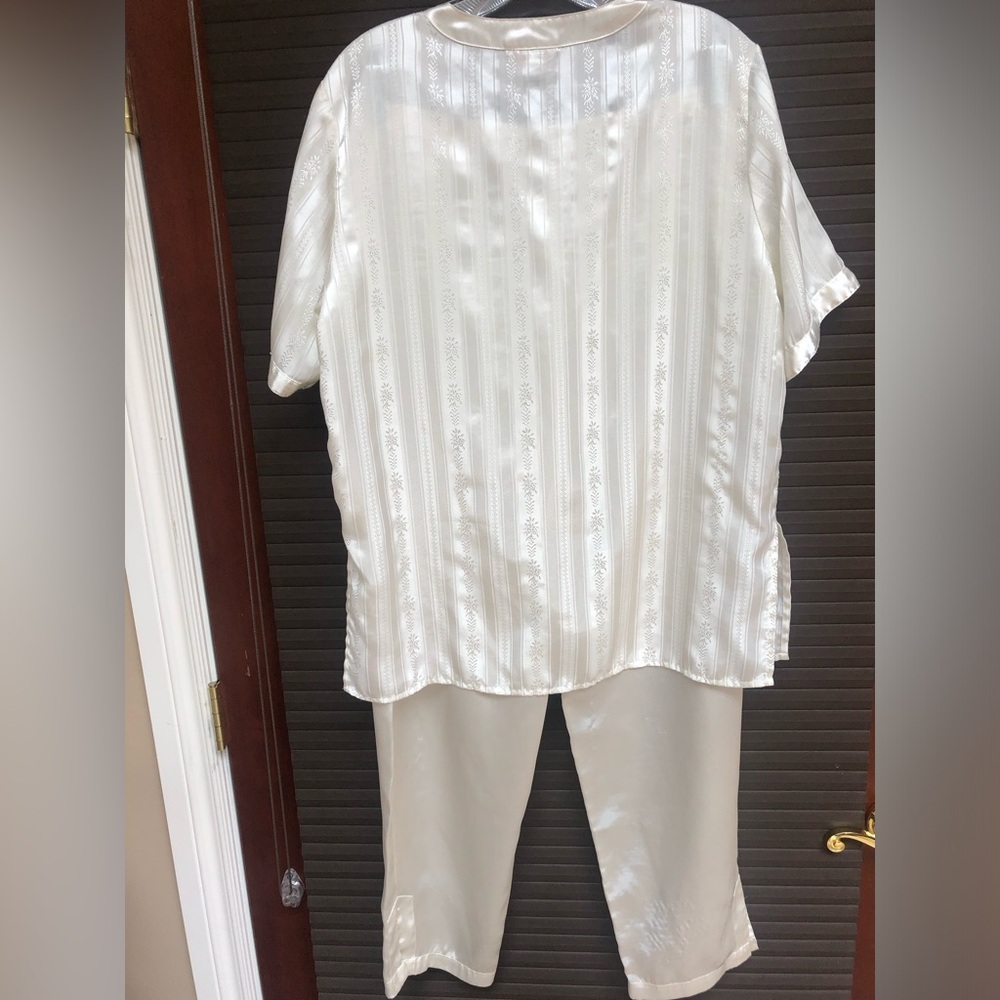 Beautiful soft vintage Victorias Secret pjs! In  perfect condition & size small.